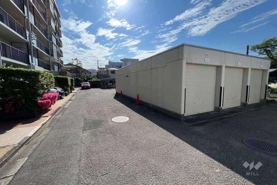 敷地内駐車場（シャッター付き車庫）