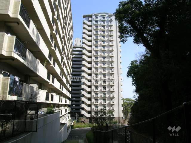 奥が3番館（3番館の西側には保護樹林が広がっています）