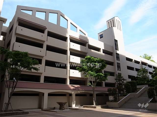 敷地中央にある駐車場棟