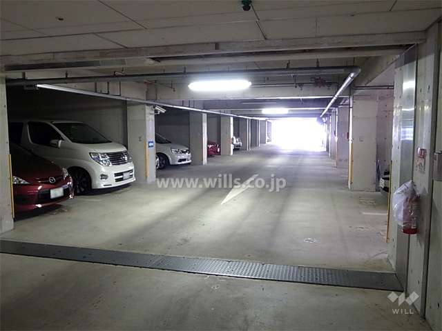 駐車場は平面自走式です。