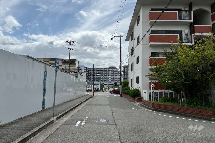 敷地東側の前面道路(北側から)