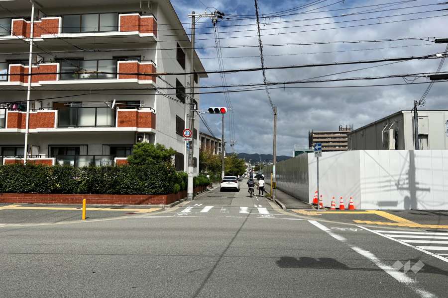 敷地東側の前面道路(南側から)