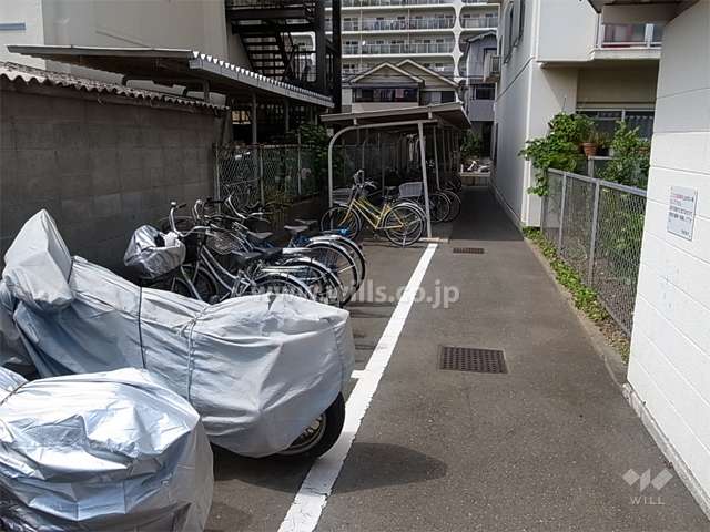 駐輪場とバイク置き場