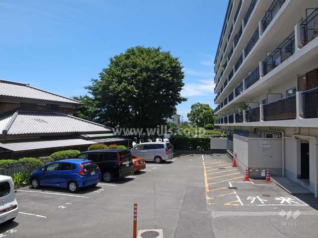 敷地南側の駐車場