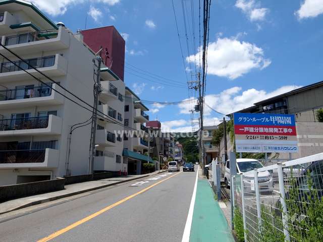 敷地の北東側は県道82号大沢西宮線（二車線のバス通り）に面しています。