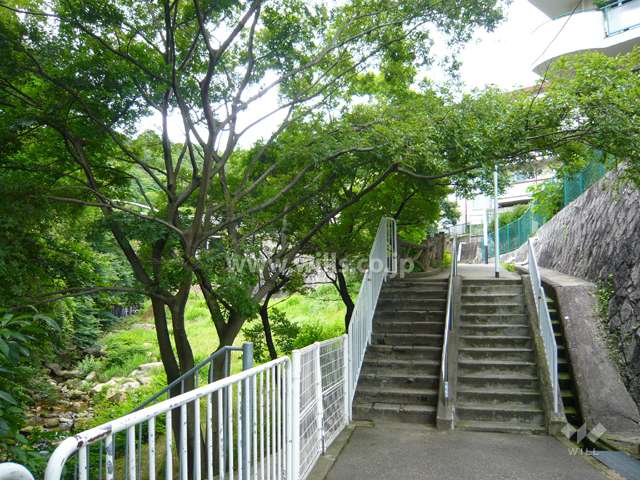 敷地の西側には夙川が流れています。