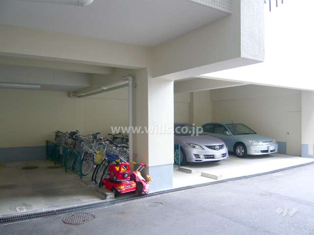 屋内駐車場と駐輪場