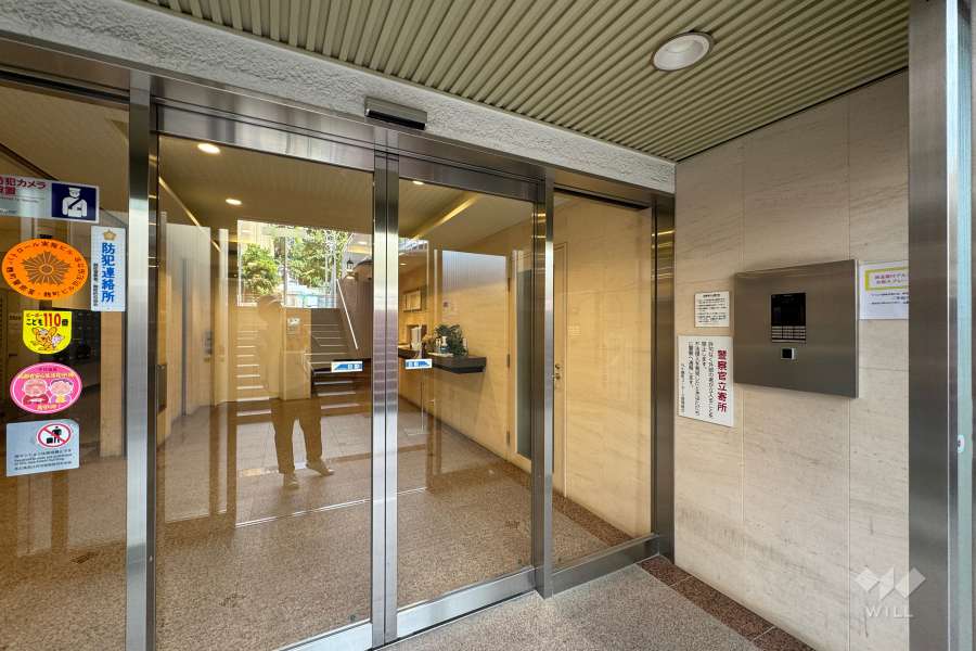 エントランスはオートロック付きです。