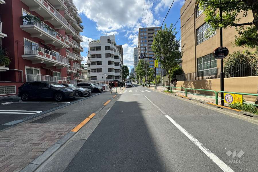 敷地北側の前面道路（東側から）