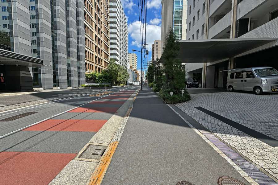 敷地の北側前面道路は二七通りです（西側から）。この建物は、駐日ルクセンブルク大使館との一体型レジデンスで、1階が大使館、2-11階が分譲マンション、12階が大使公邸という造りになっています。