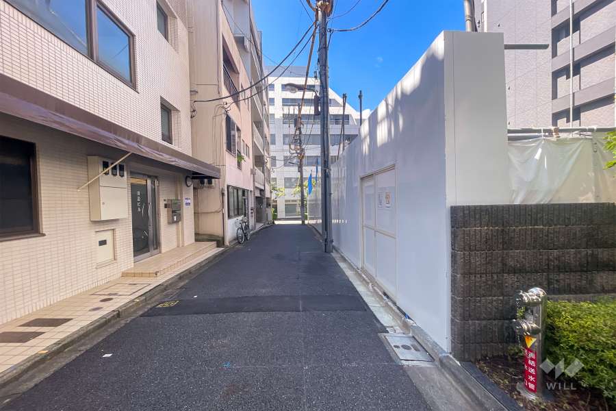 敷地南東側の前面道路（北東側から）