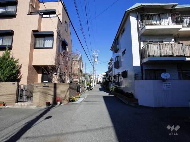 敷地西側の前面道路
