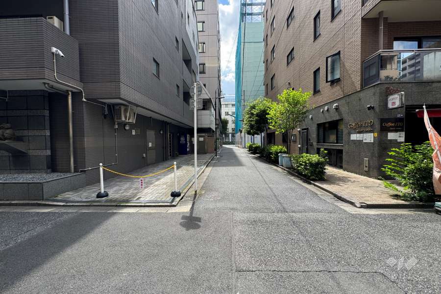敷地西側の前面道路