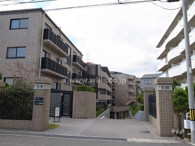 エントランスアプーチ。下りのスロープになっています。