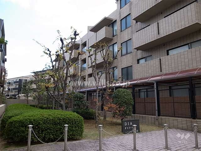 敷地内は植栽が豊かです。