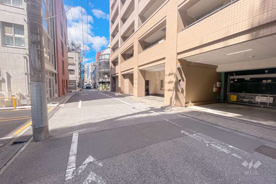 敷地南側の前面道路（東側から）