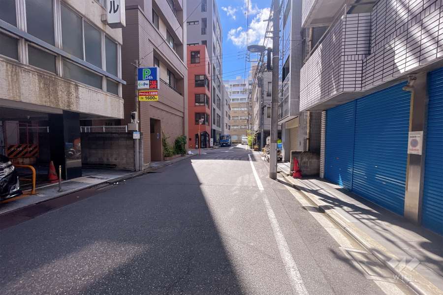 敷地西側の前面道路（北側から）