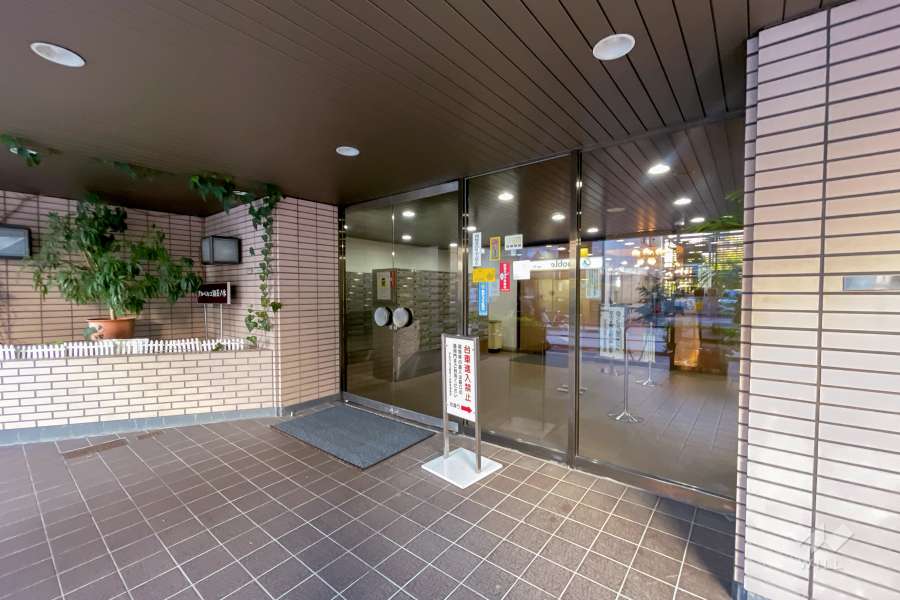 エントランスはオートロック付きです。