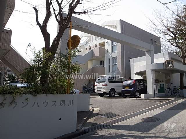 アーチが付いた敷地入口