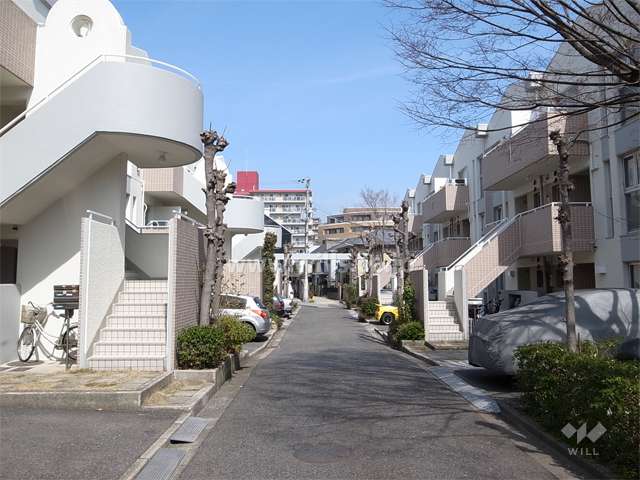 敷地中央の通路。駐車場は各住戸の前にあります。