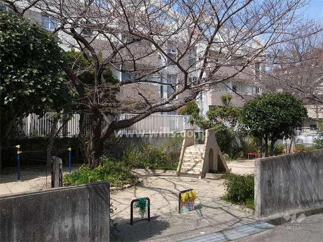 B棟の東側には公園があります。