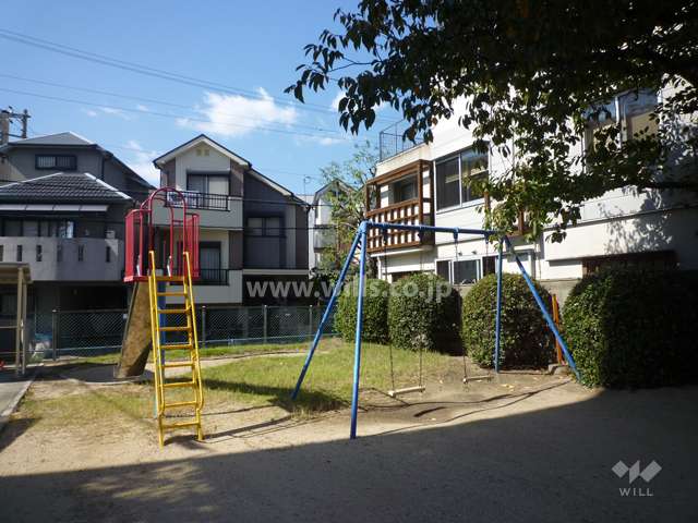 N棟とS棟の間に配置された敷地内の小さな公園