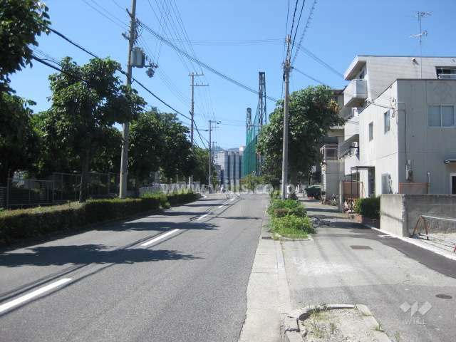 マンション敷地南側前面道路