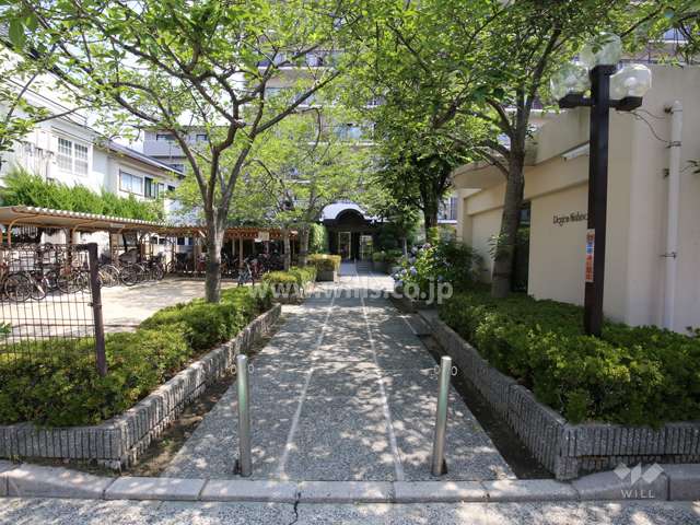 植栽に囲まれたエントランスアプローチ