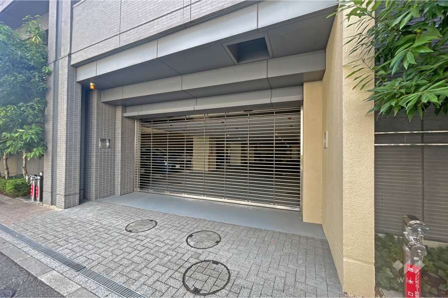 駐車場の出入り口（リングシャッター付き）