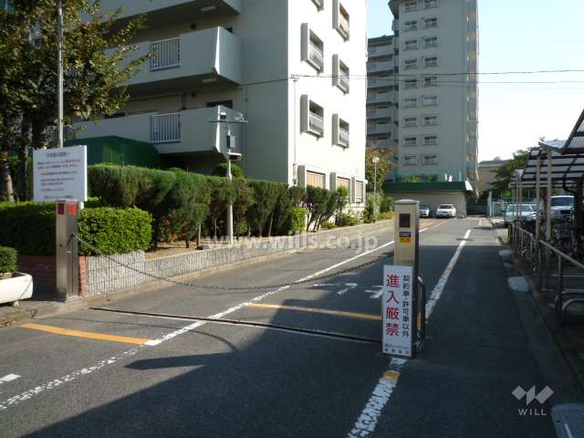 駐車場入口にはロボットゲートがあります。