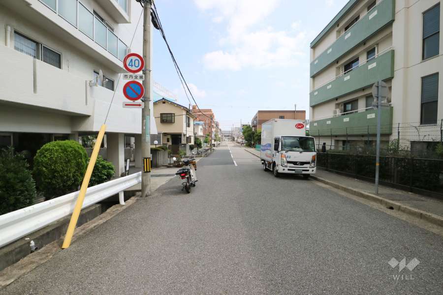 敷地東側の前面道路（北側から）