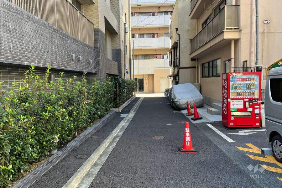 敷地の北側前面道路（東側から）