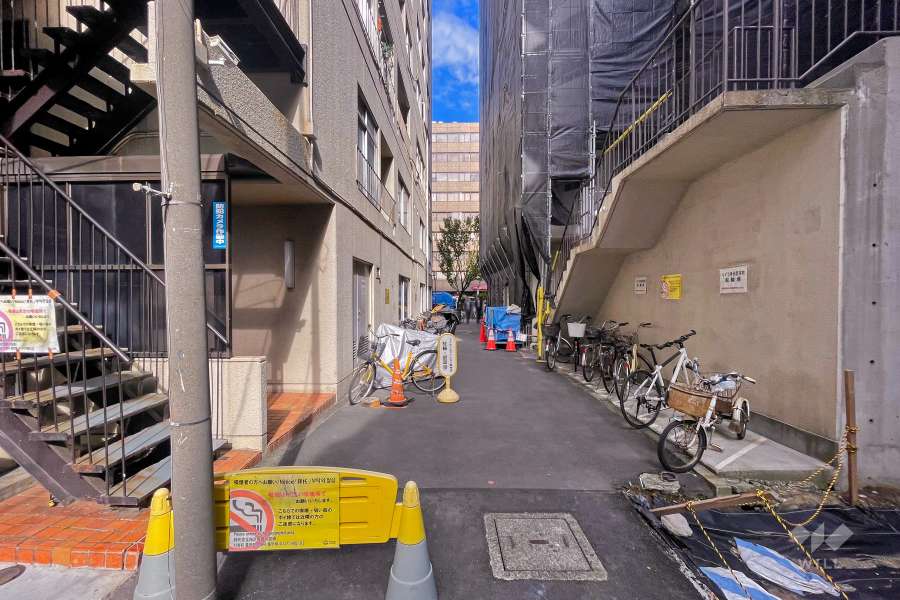 敷地東側の前面道路（南側から）
