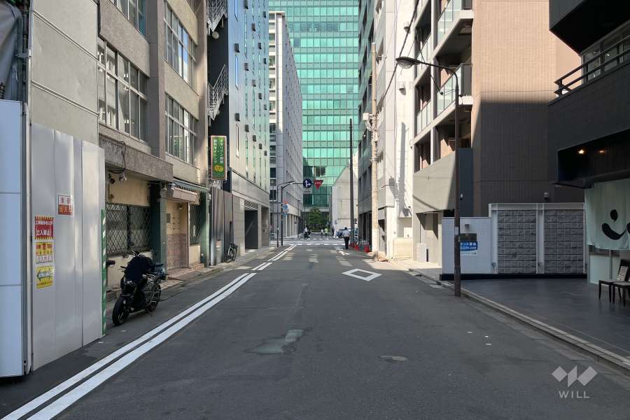敷地西側の前面道路