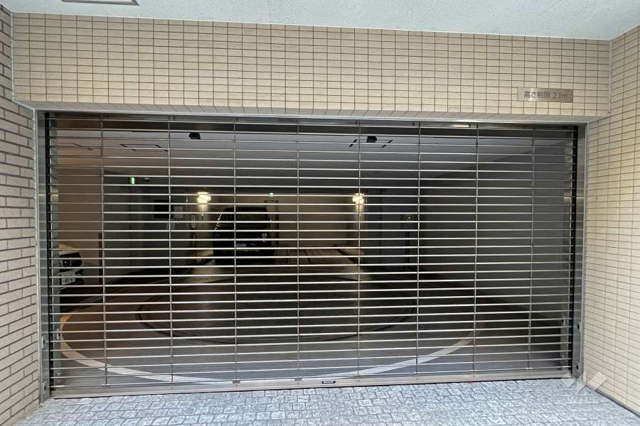 駐車場の出入り口（シャッター付き）