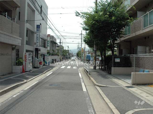 敷地南側の道路。周辺は区画の整った住宅地です。