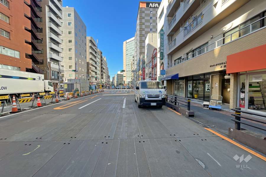 敷地南西側の前面道路（都道8号・目白通り）