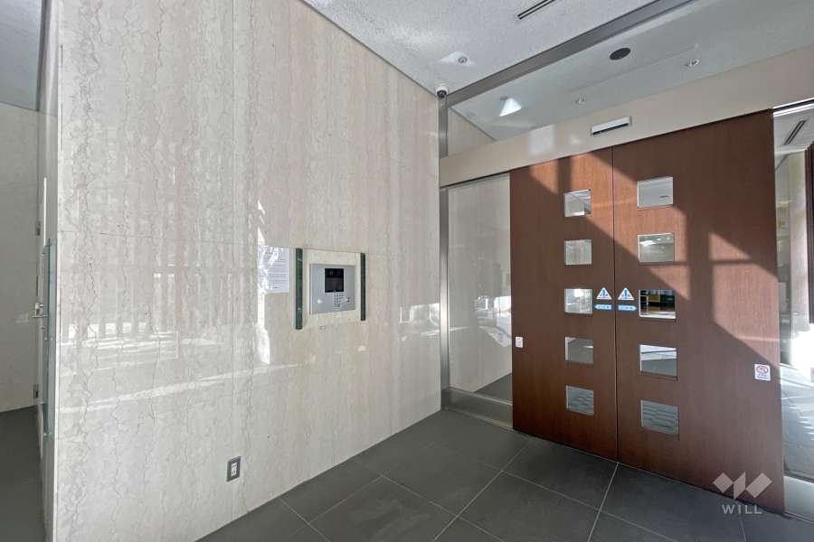 エントランスはオートロック付きです。