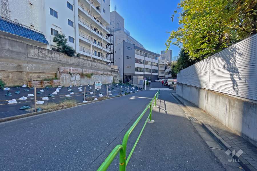 敷地の北側前面道路（東側から）