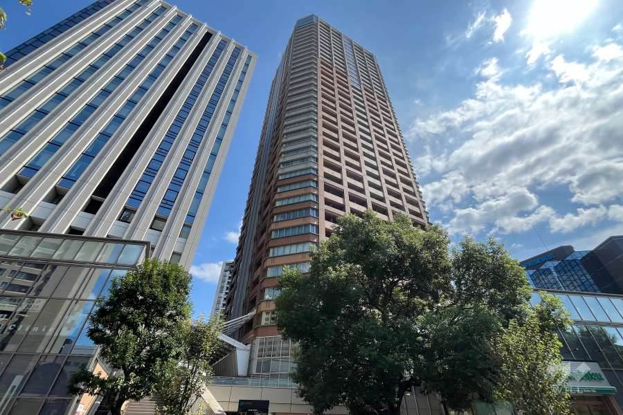 プラウドタワー千代田富士見の外観（北西側から）