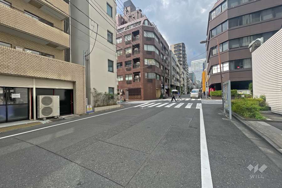 敷地北側の前面道路（東側から）