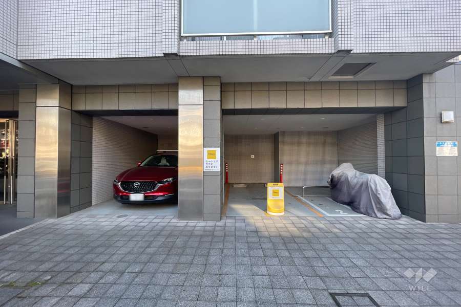 敷地内駐車場（屋内平面式）とカーシェアステーション
