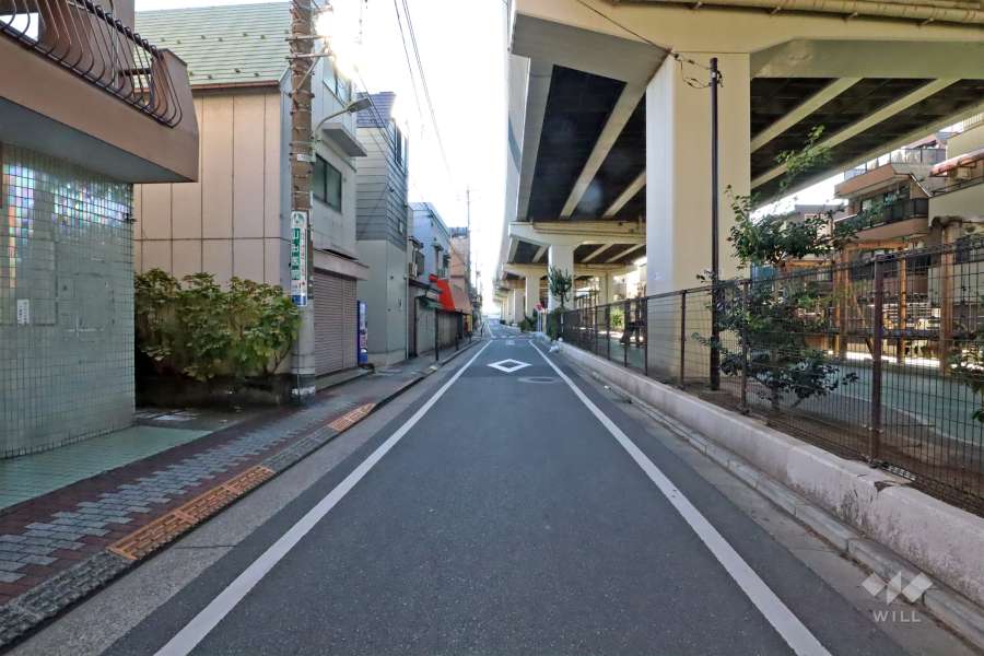 敷地西側の前面道路(北側から)