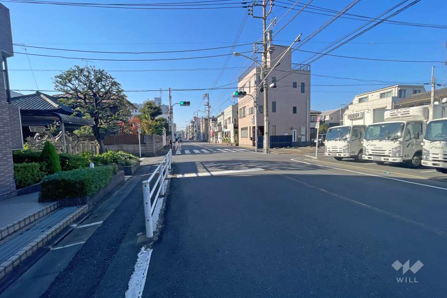 敷地北側の前面道路（東側から）