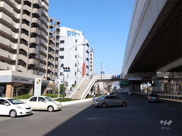 敷地の北東側は国道43号線に面しています。