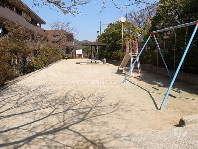 敷地に隣接して公園があります。