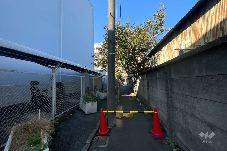 敷地北側の通路（東側から）