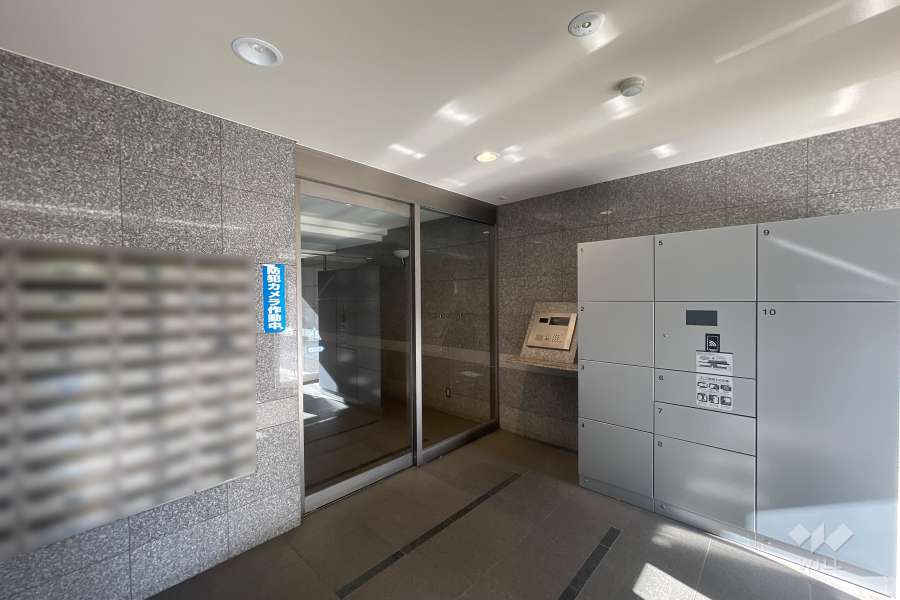 エントランスはオートロック付きです。