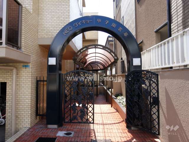 敷地出入り口（アーチ付き）