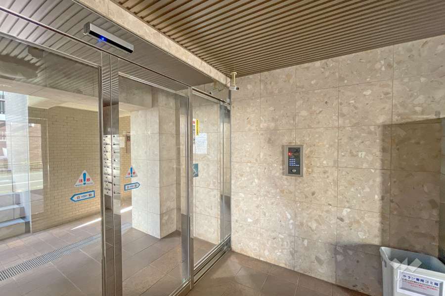 エントランスはオートロック付きです。　